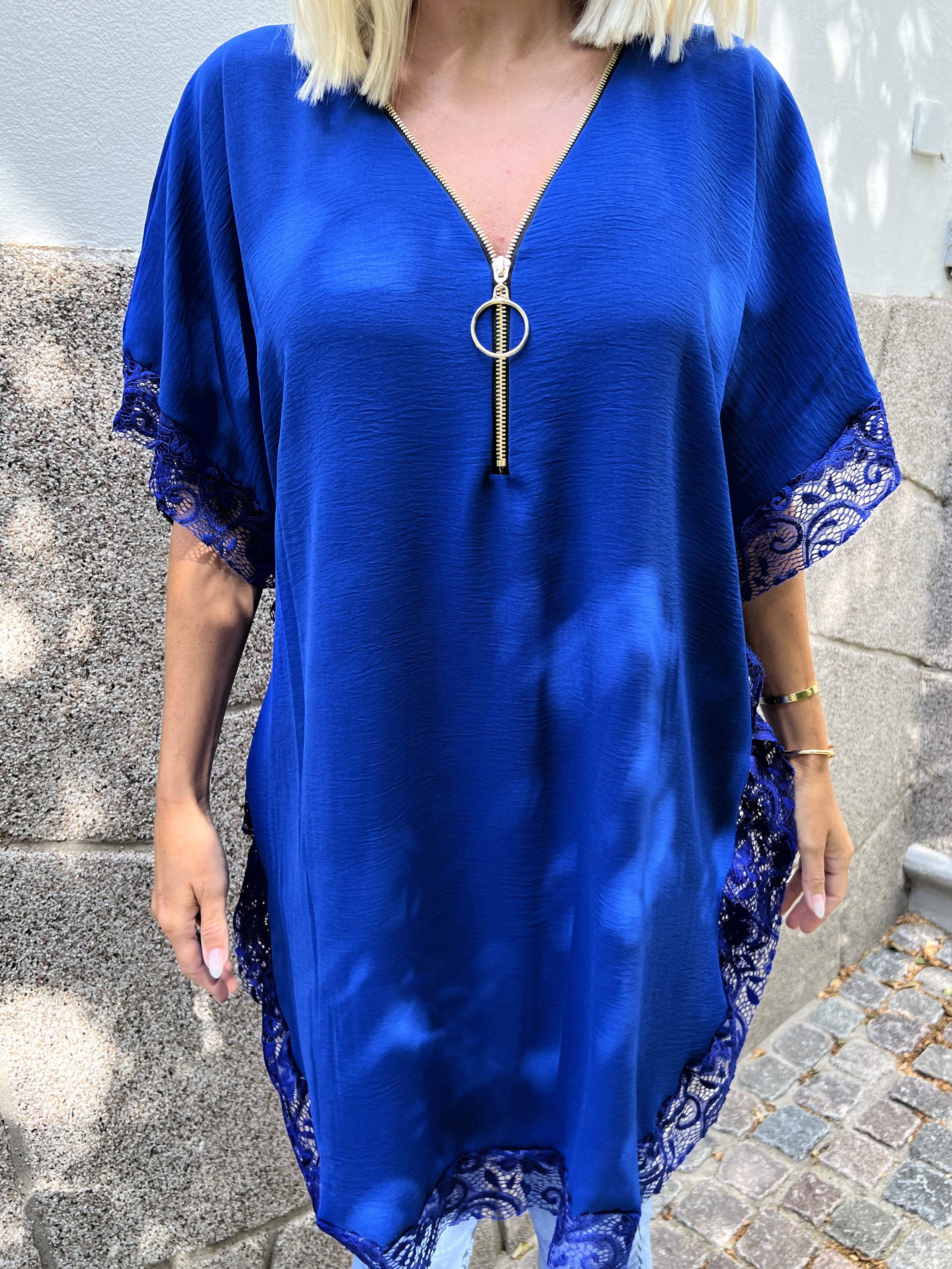 Sofie - Oversize tunika med lynlås og blonder